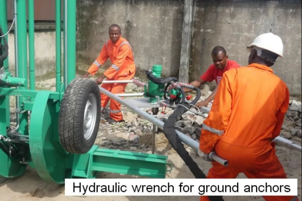 Hydraulic wrench for ground anchors