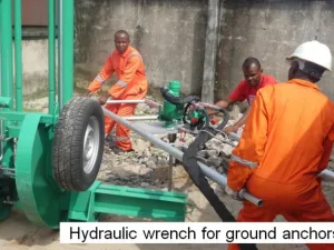 Hydraulic wrench for ground anchors