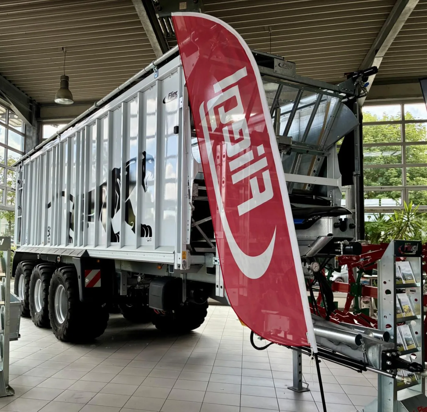 Abschiebewagen Fliegl Agrartechnik Gigant ASW 391 TAURUS FOX - 1