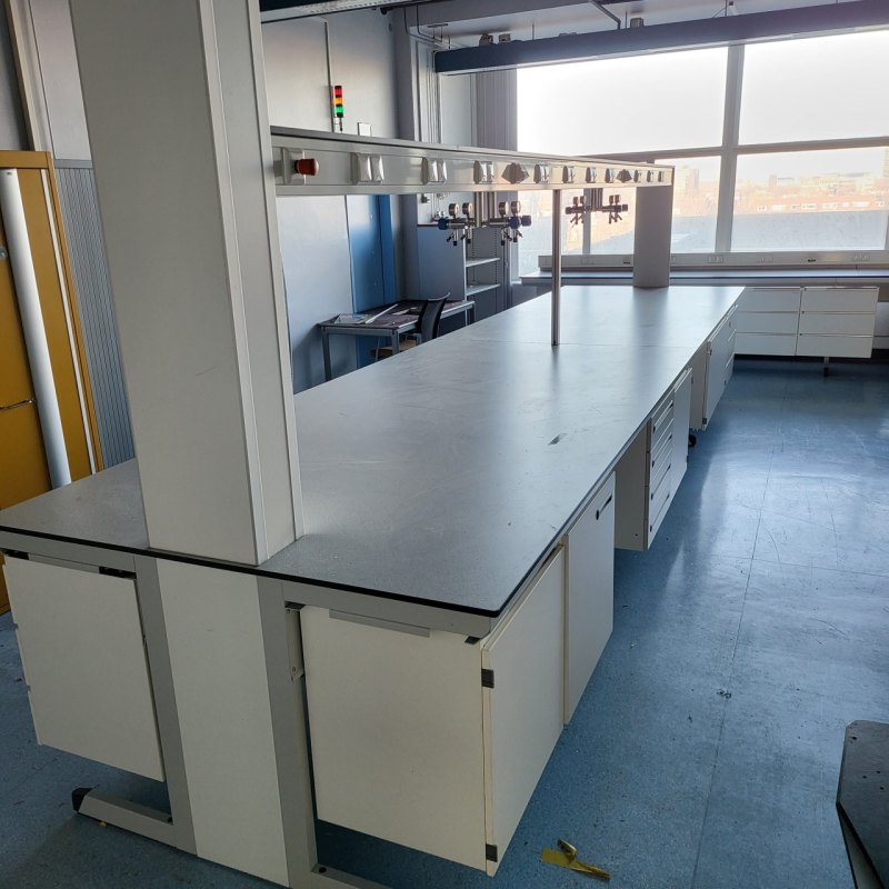 2059 – Used S+B island laboratory table (589 cm)