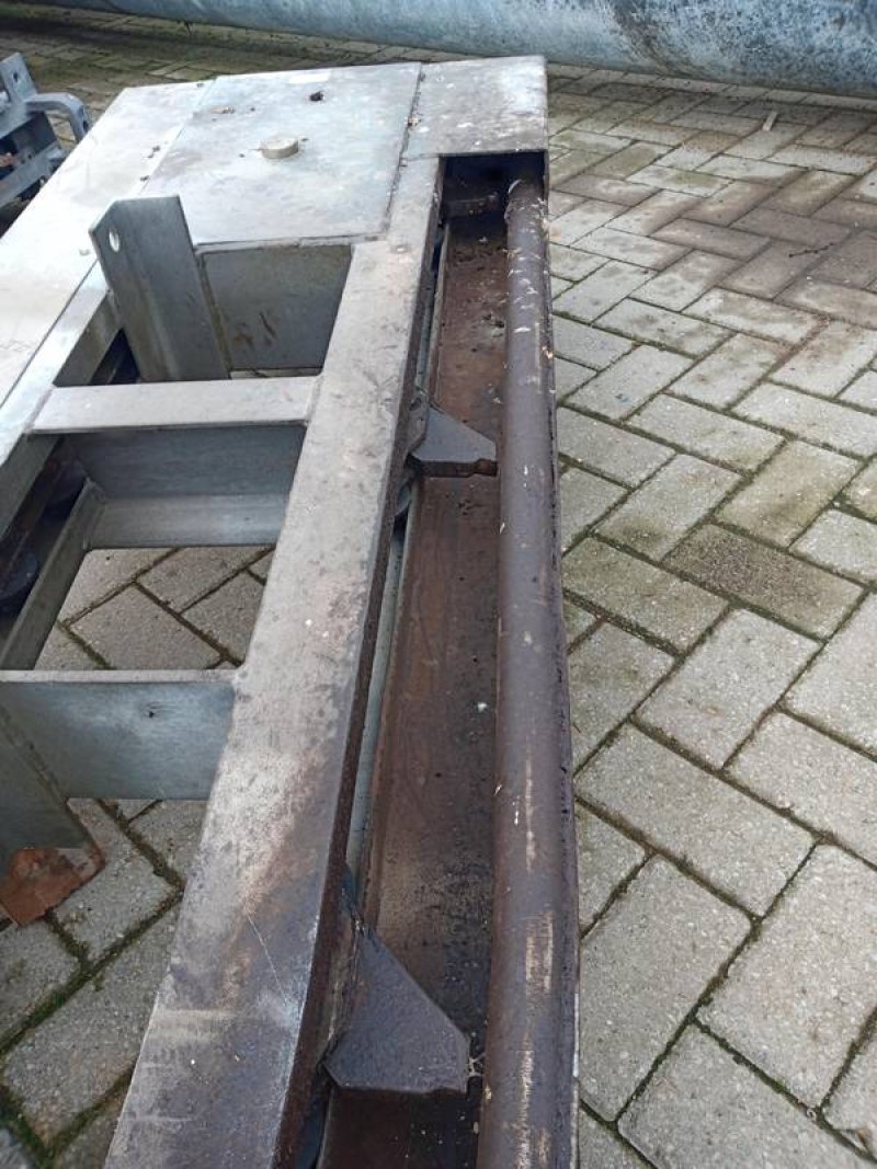 Elevator for gambrelling table