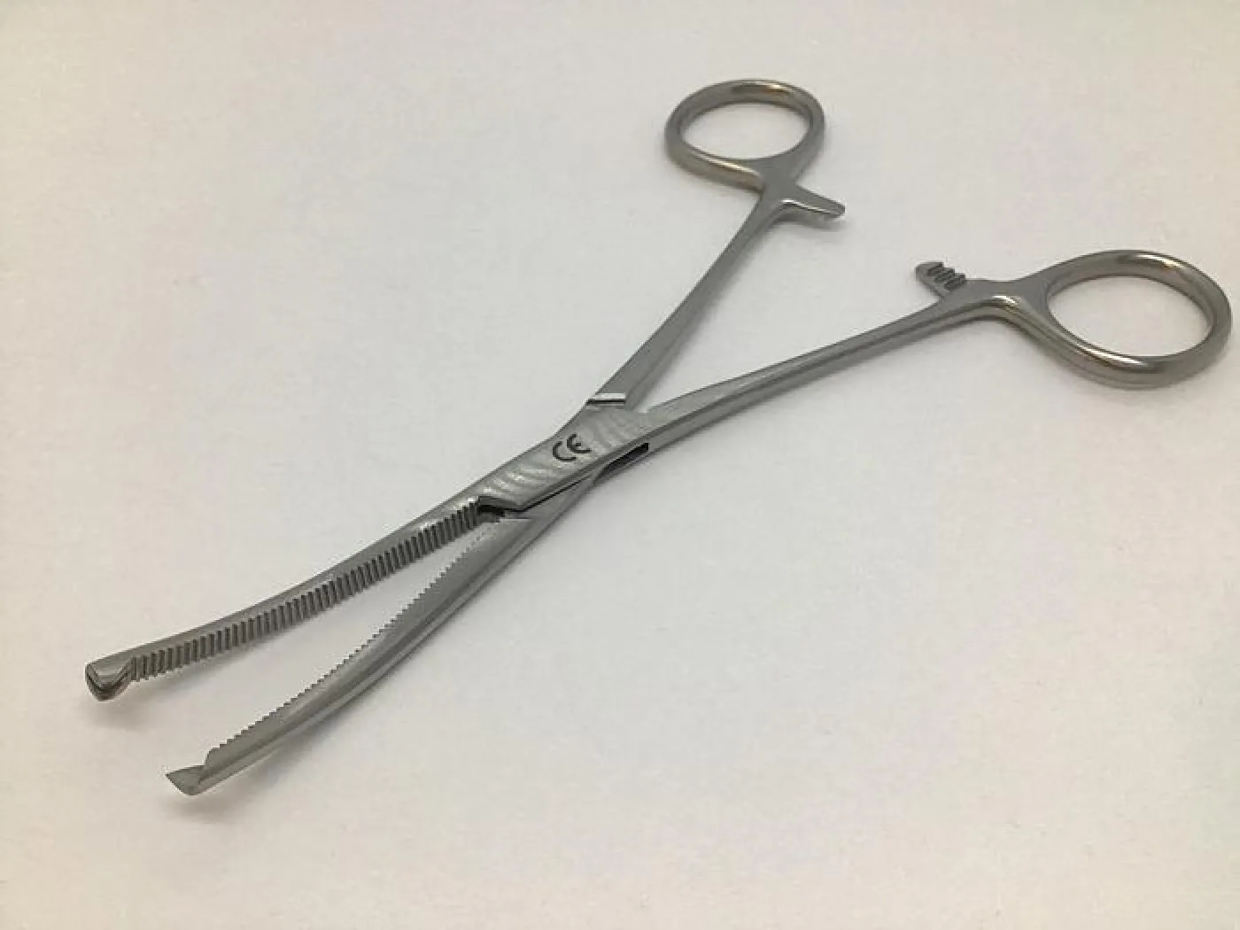 GB Medical Kocher Curved 1 in 2 Teeth 150mm - 1