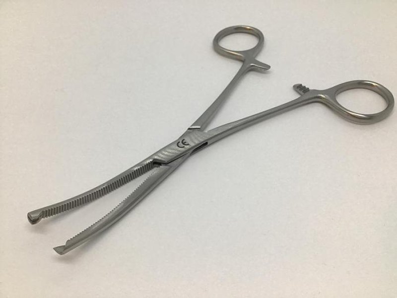 GB Medical Kocher Curved 1 in 2 Teeth 150mm