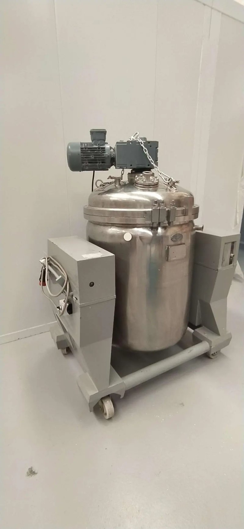 STAINLESS STEEL REACTOR 500 LITERS WITH AGITATION AND USED JACKET