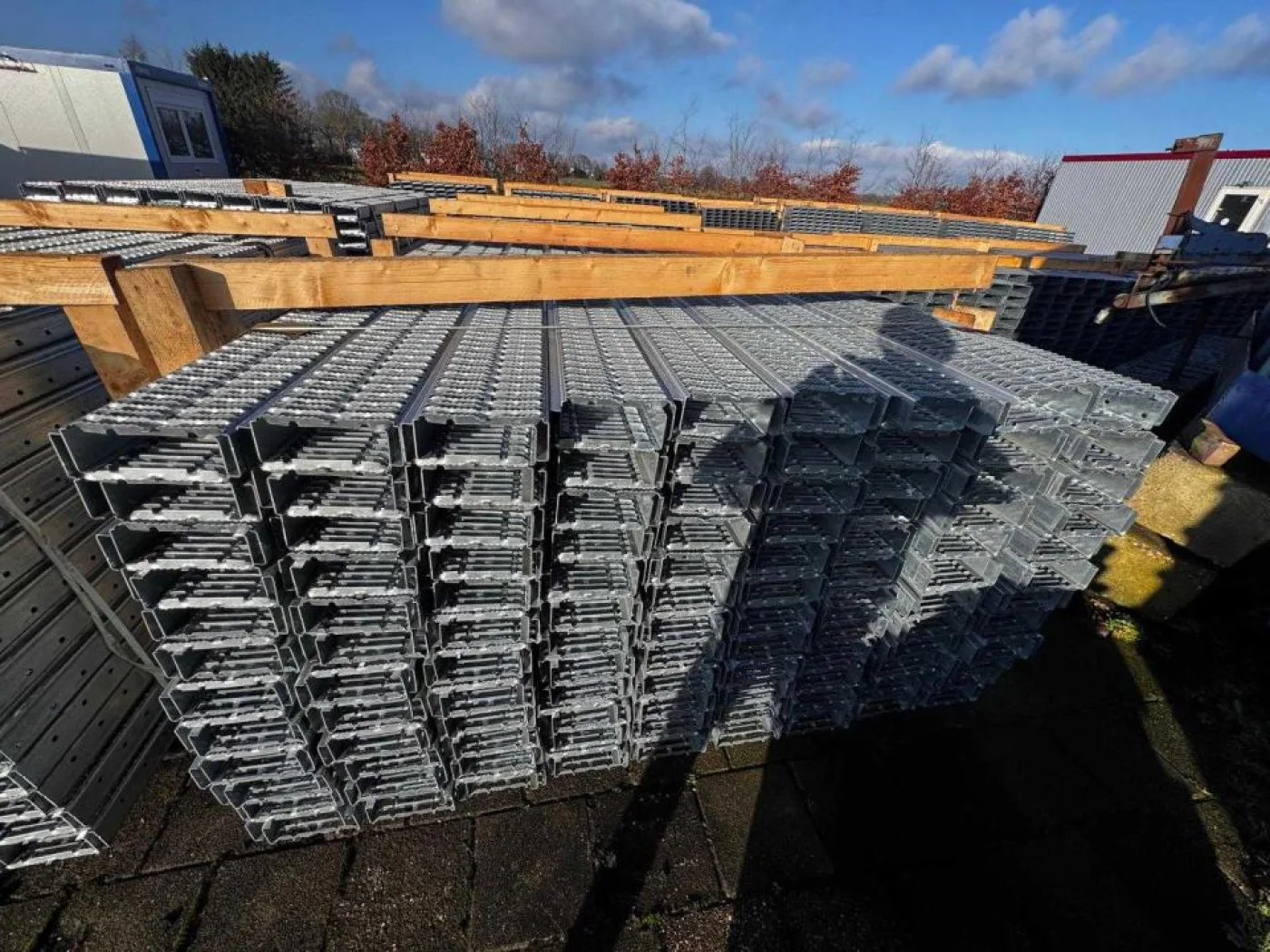 4 tonnes of stacked galvanized steel floor panels - 3