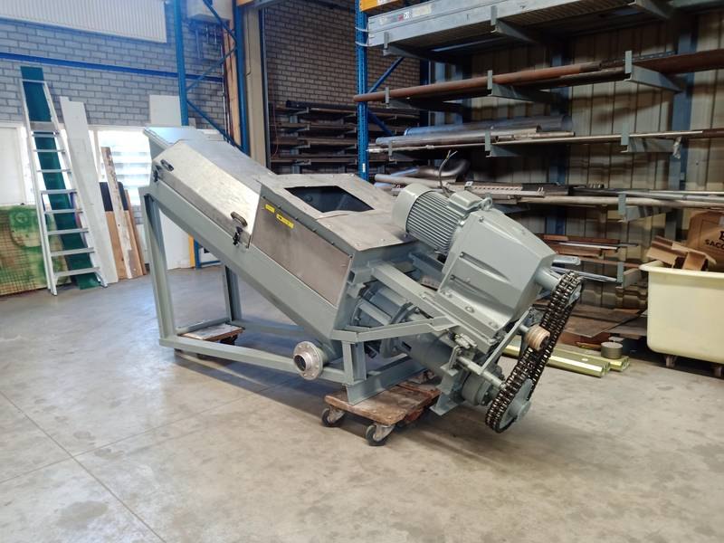 Screw press conveyor for dewatering