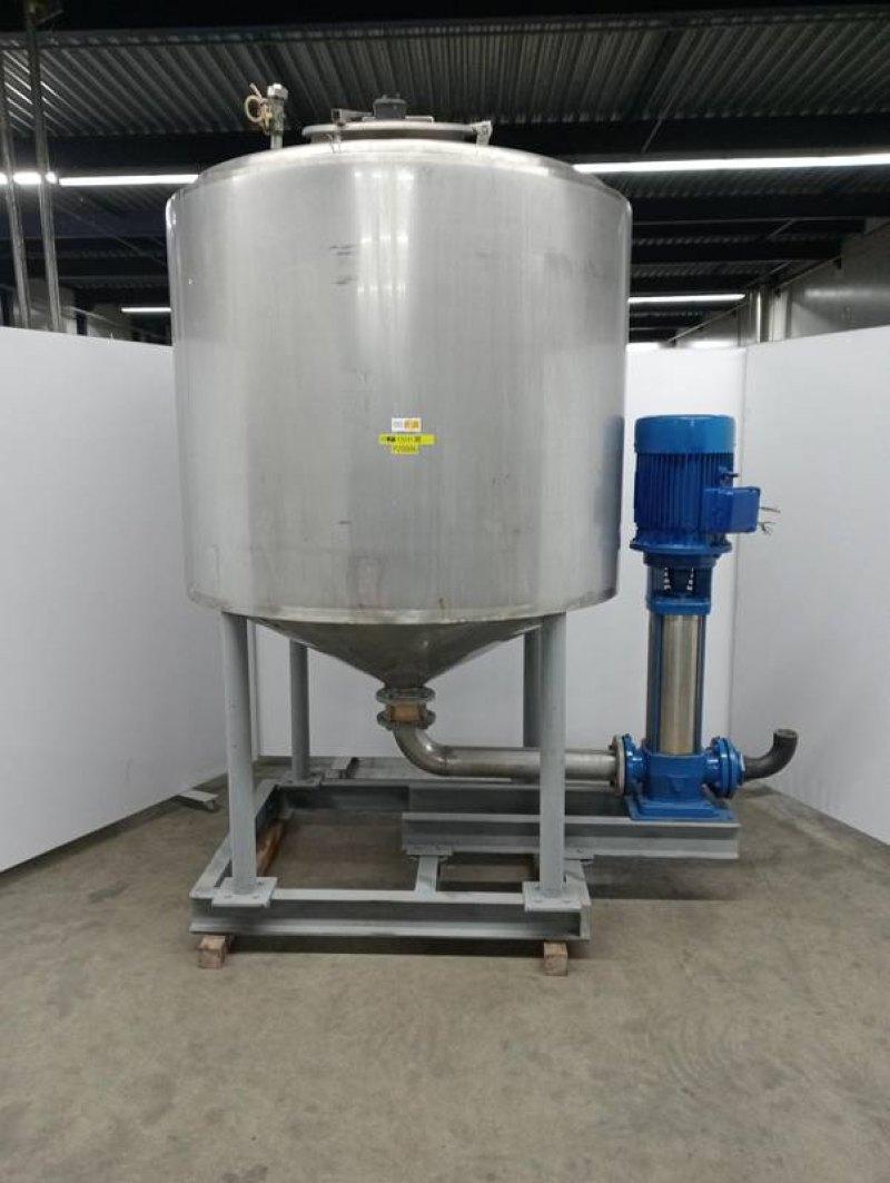 Insulated tank with centrifugal pump