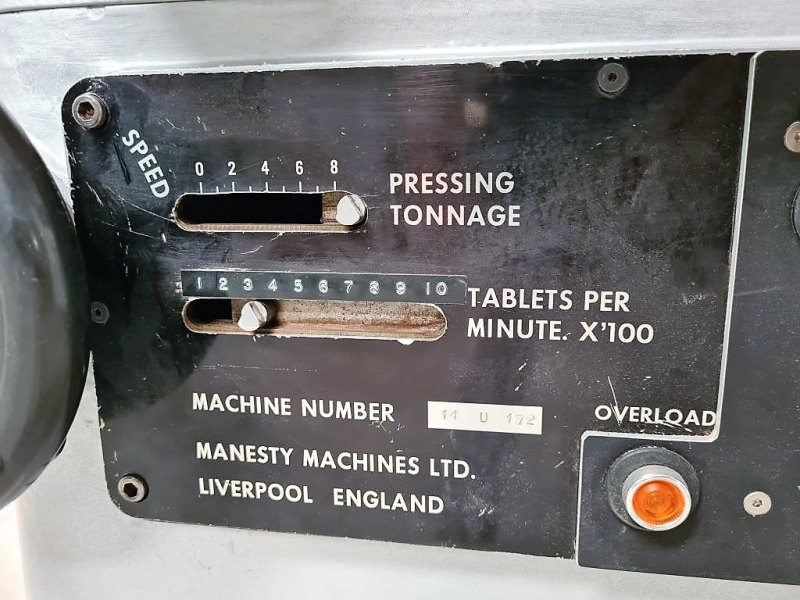 COMPRIMITRICE ROTATIVA – MANESTY MOD. BETAPRESS