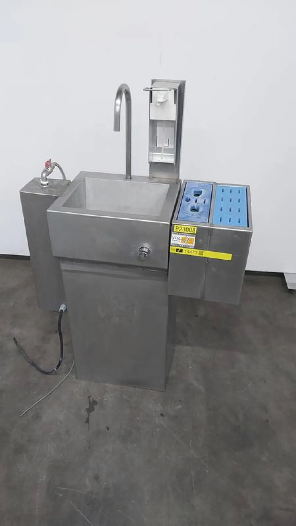 Wash basin with sterilisator and boiler