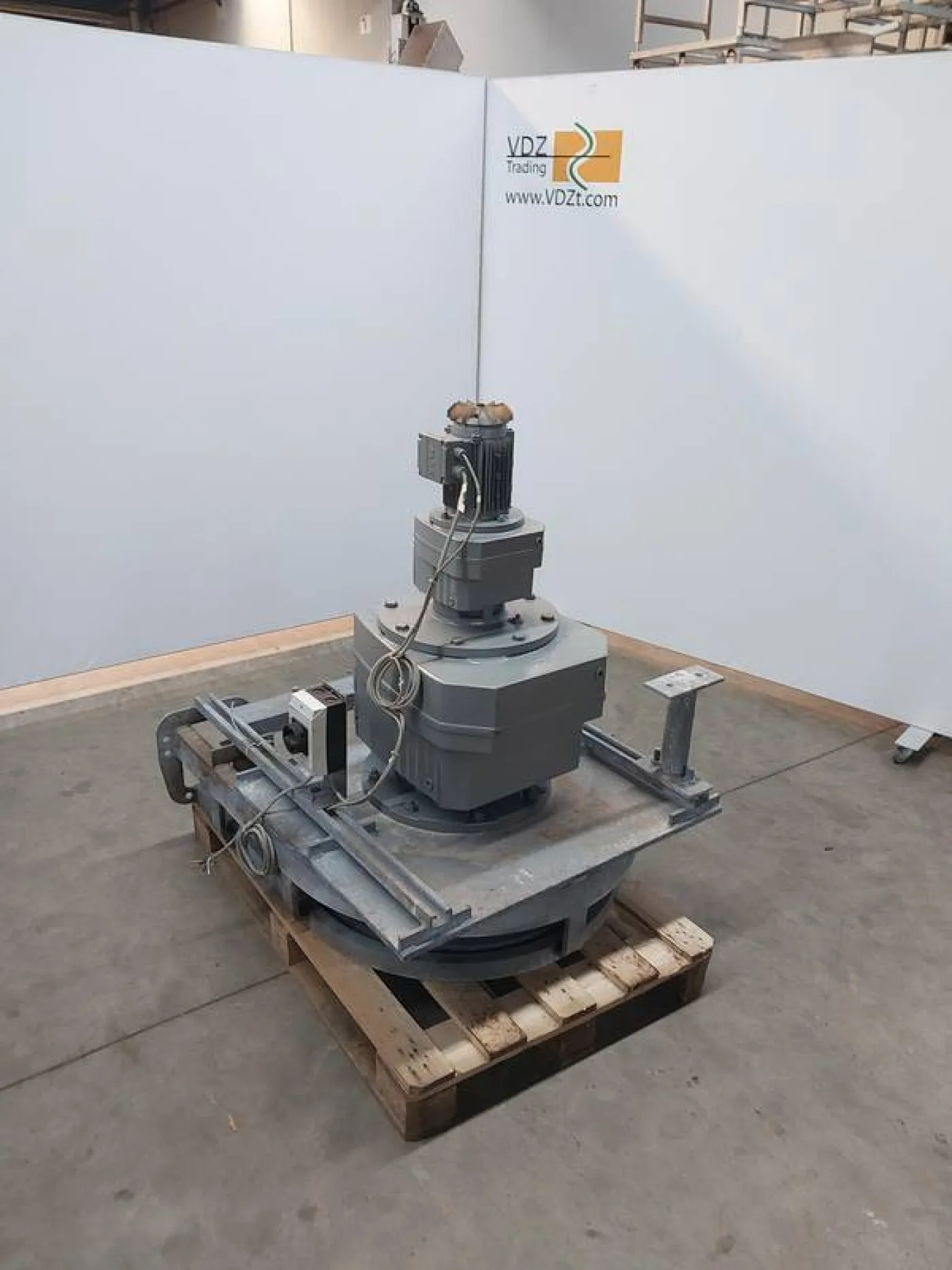 Drive wheel for bi-rail conveyor - 2