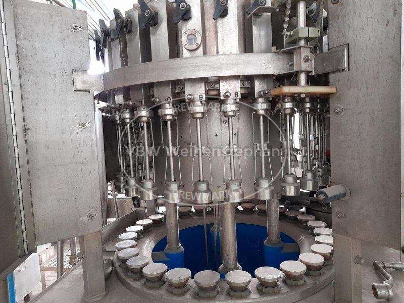 Bouteille filler and capper