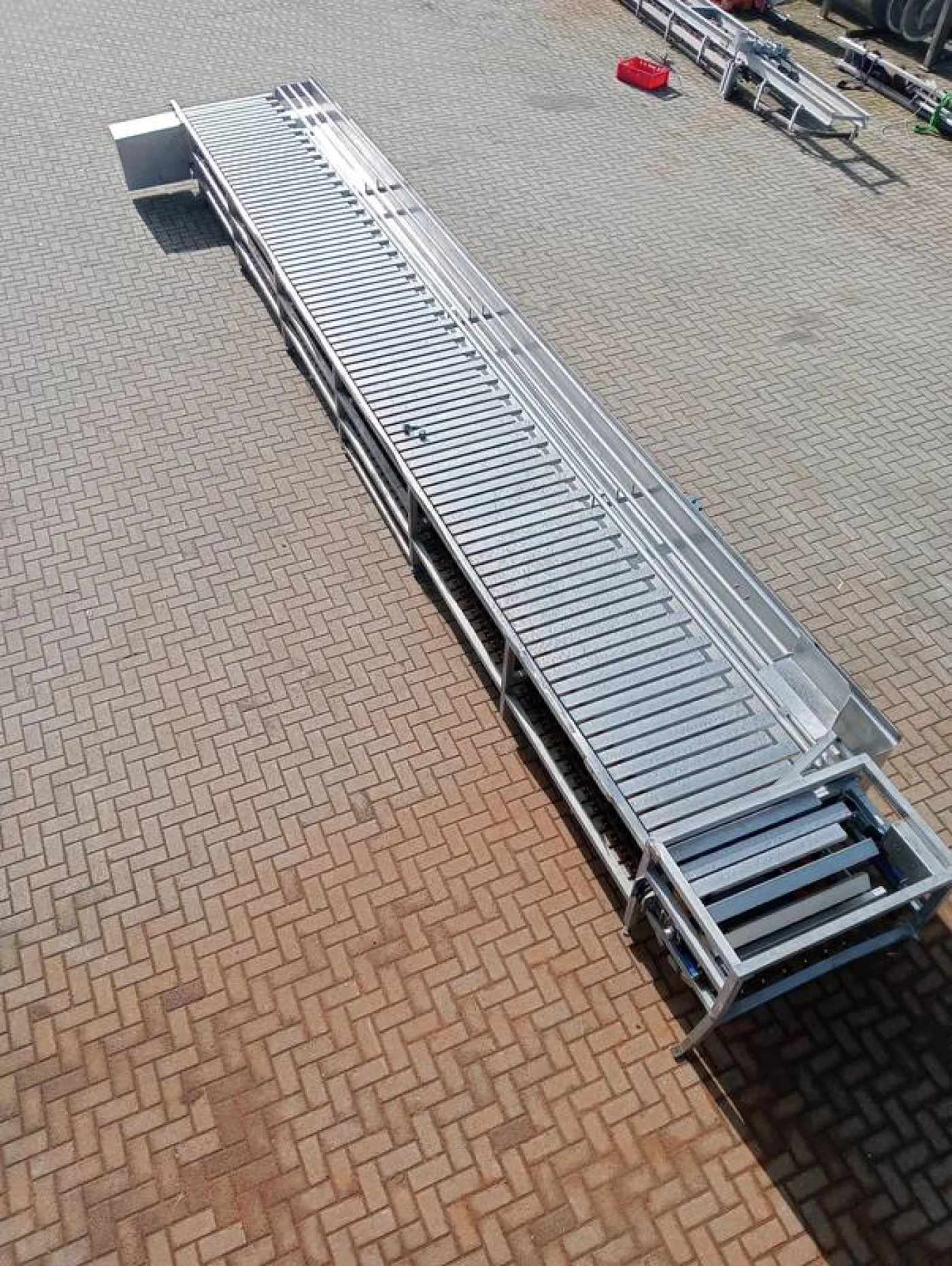 Bleeding table conveyor - 1