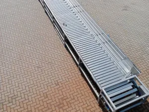 Bleeding table conveyor