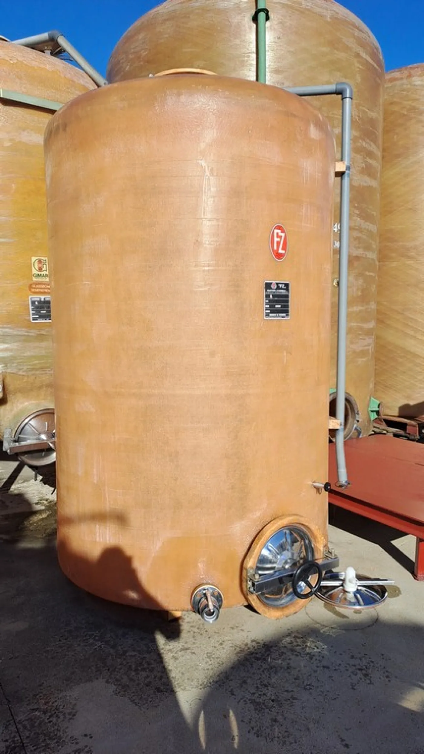 FIBERGLASS TANK MODEL STORAGE/VINIFICATION, CAPACITY 50 HL , FLAT BOTTOM, SECOND HAND EQUIPMENT - 3