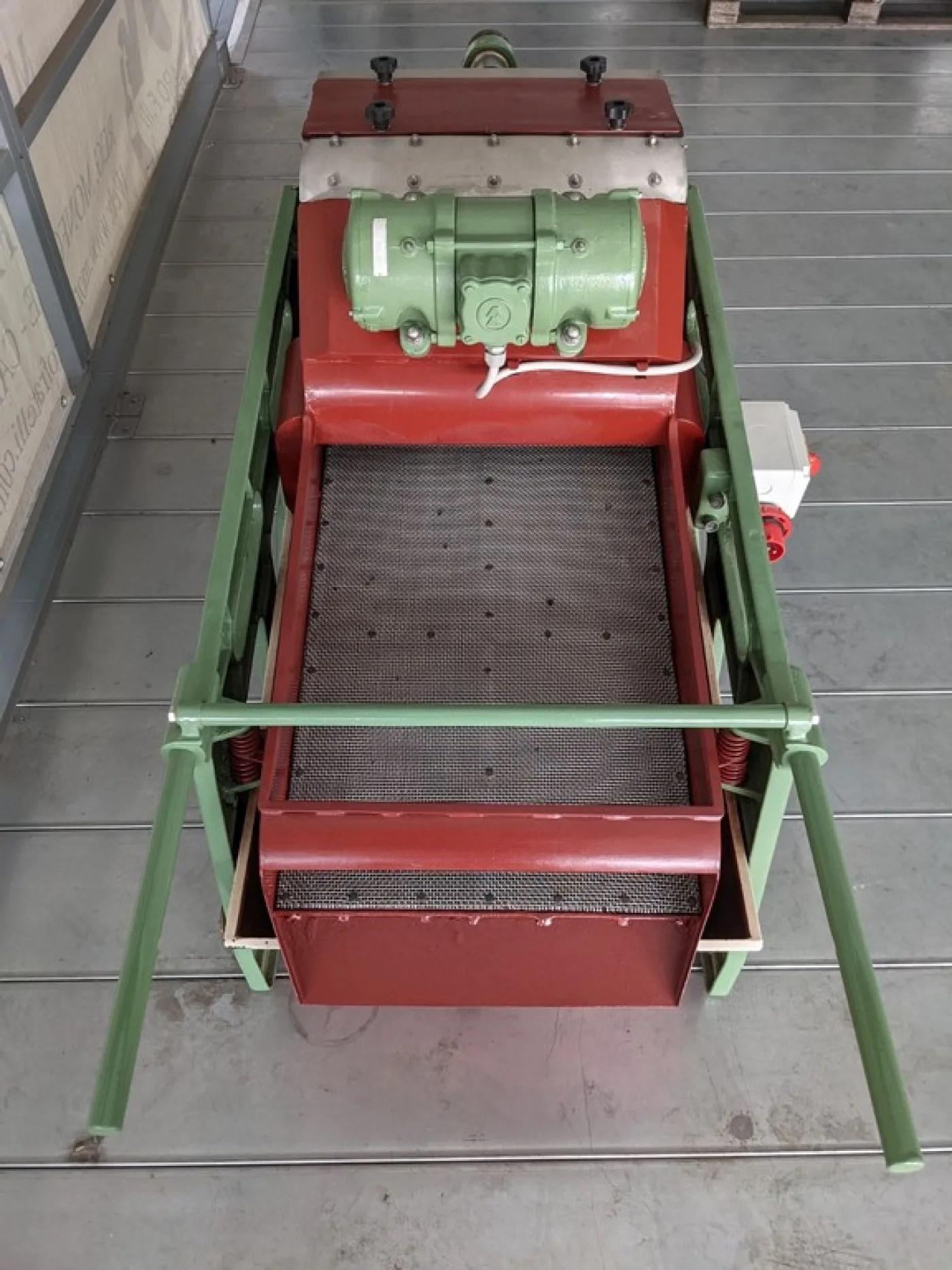 VIBRATING DE-JUICER IMMA, WITH STAINLESS STEEL GRID, MUST COLLECTOR TRAY AND IRON PAINTED FRAME, SECOND-HAND MACHINE - 3