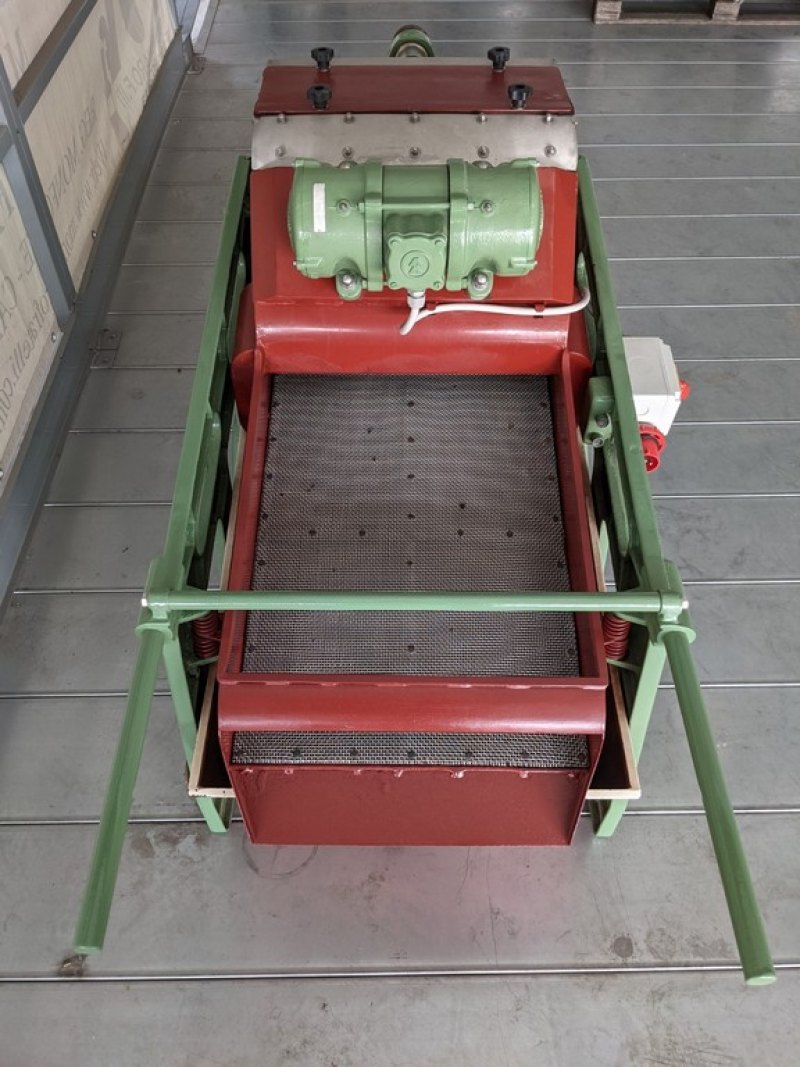 VIBRATING DE-JUICER IMMA, WITH STAINLESS STEEL GRID, MUST COLLECTOR TRAY AND IRON PAINTED FRAME, SECOND-HAND MACHINE