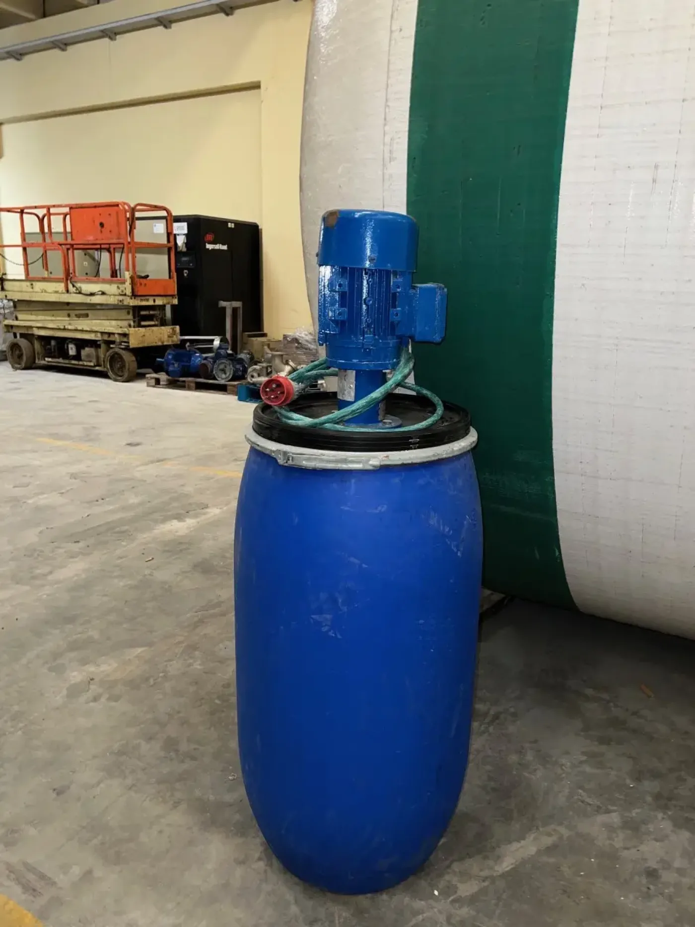 USED BLUE PLASTIC DRUM WITH AGITATION - 1