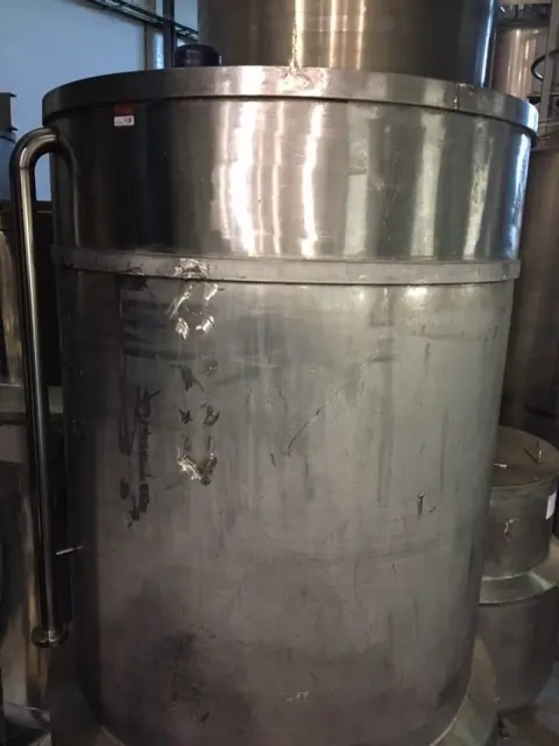 STAINLESS STEEL TANK 2,000 LITERS WITH USED HALF CANE