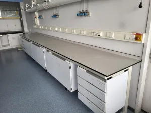 1928 – Used S+B Laboratory wall table (520 cm)