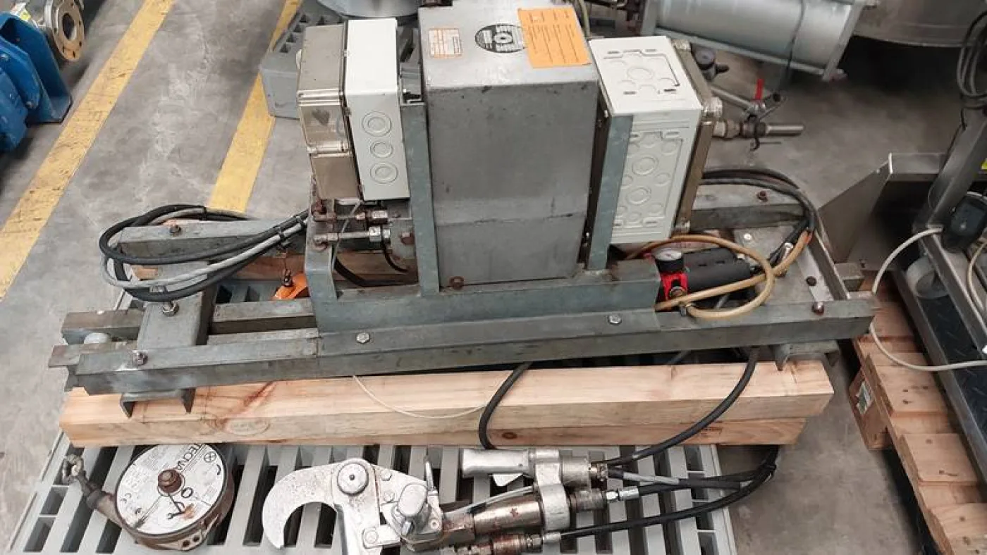 Leg cutter incl. hydraulic unit and balancer - 2