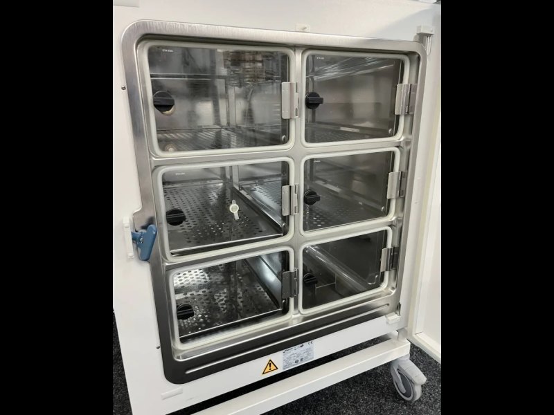 Thermo Scientific HERAcell 240i Tri-Gas Incubator