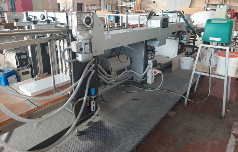 Fidia Desta máquina de formación, plegado y encolado