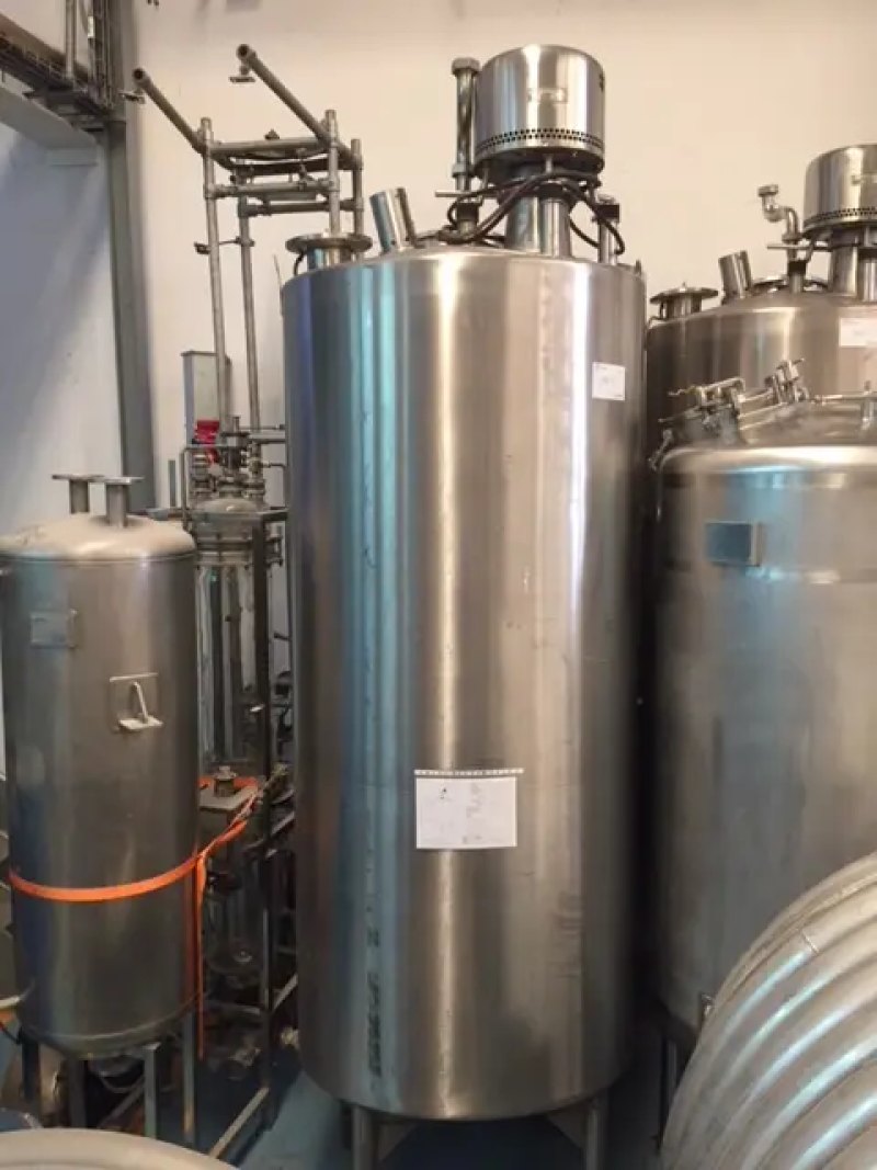 USED STAINLESS STEEL TANK 2500 LITERS