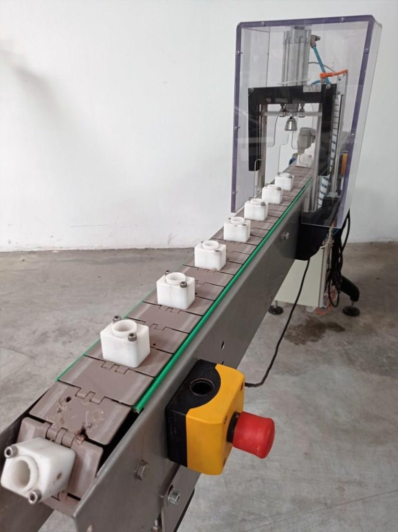 NASTRO TRASPORTATORE A TAPPARELLE CON TAPPATTRICE PNEUMATICA