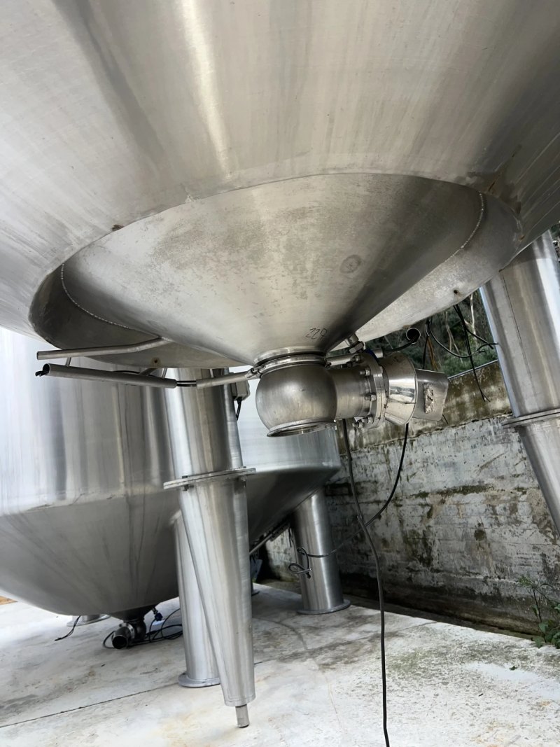 STAINLESS STEEL TANK 304 – 30,000 LITRES WITH THREE-BLADE AGITATOR AND INSULATION