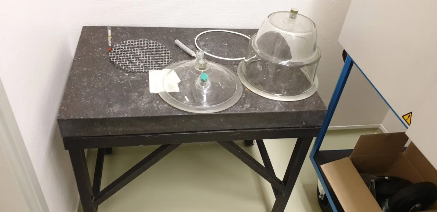 971-Used laboratory weighing table, granite top - 1