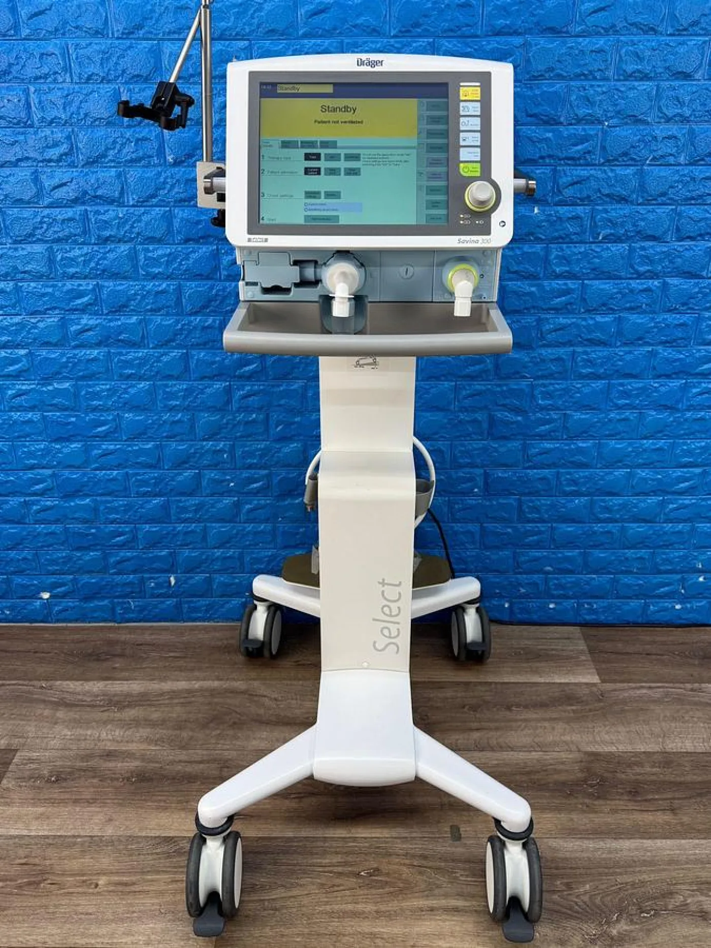 Drager Savina 300 Ventilator with low working Hours YOM: 2020 - 5