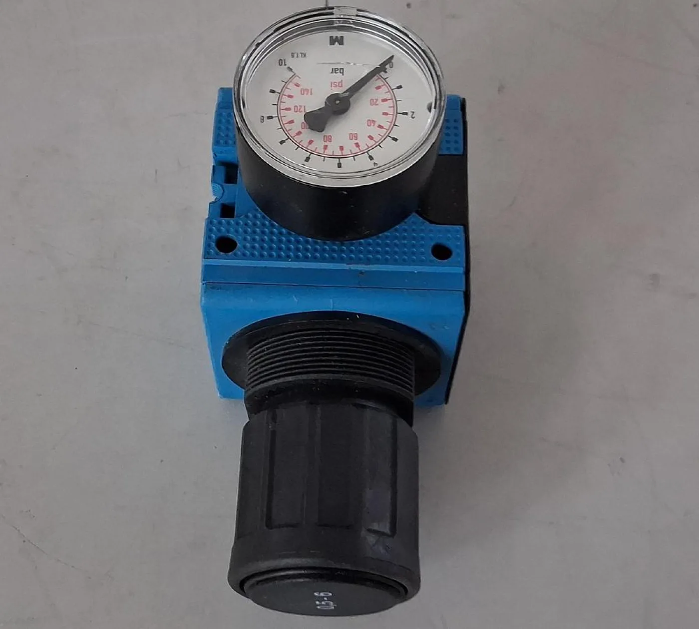 Compressed Air Pressure Regulator with Gauge - 2