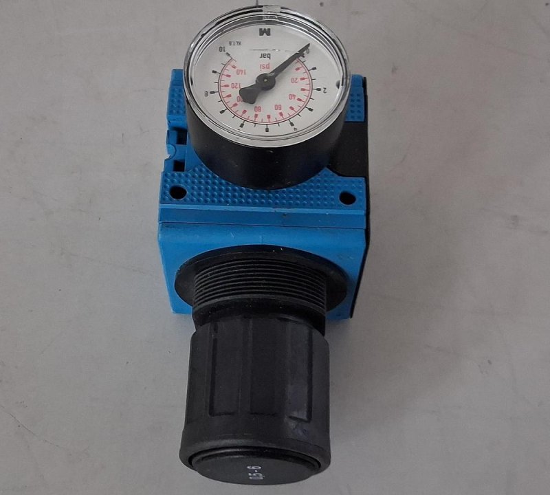Compressed Air Pressure Regulator with Gauge
