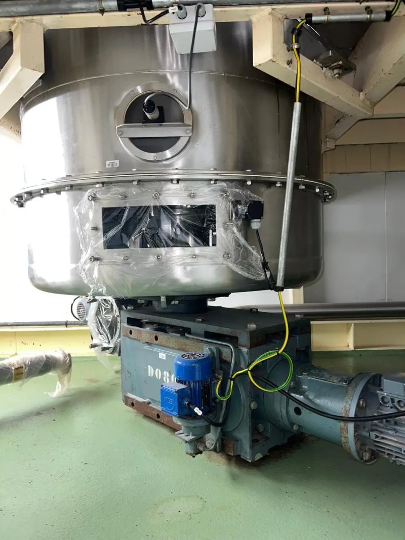 STAINLESS STEEL FEED HOPPER 2000 LITERS WITH AGITATION IN THE LOWER BOTTOM
