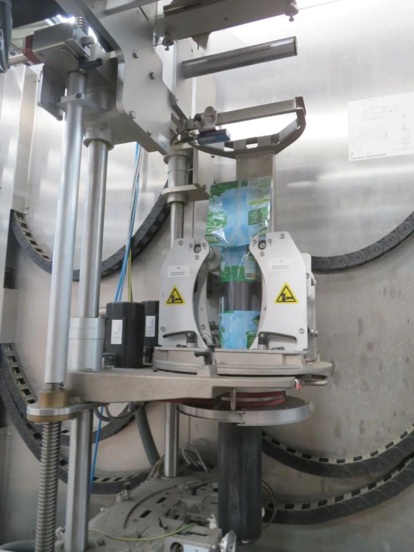 2014 Fuji Seal Europe BV Fuji Seal Europe BV Fuji Seal 410 Shrink Sleeve Machine - Flasche Sleever Line - 6