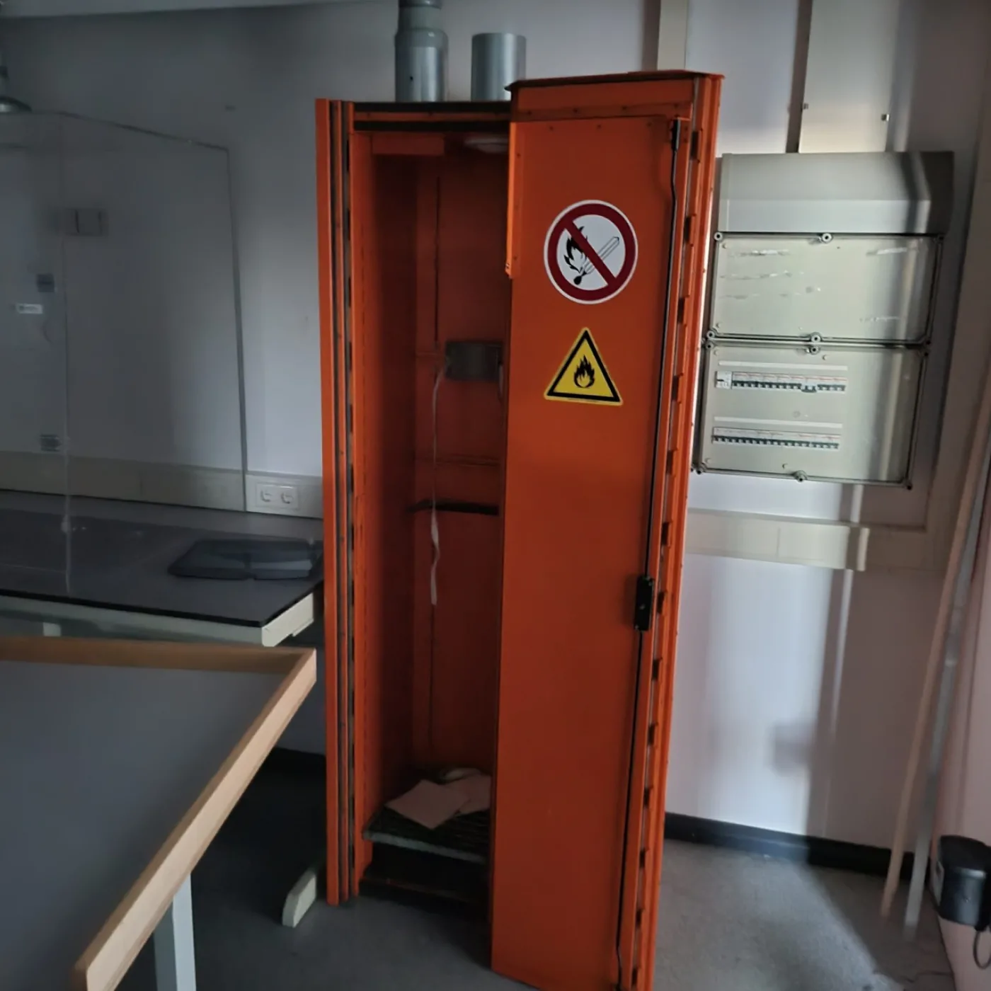 2058 - Used Düperthal safety cabinet for compressed gas cylinders - 1