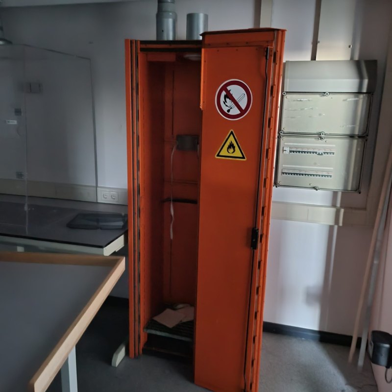 2058 - Used Düperthal safety cabinet for compressed gas cylinders