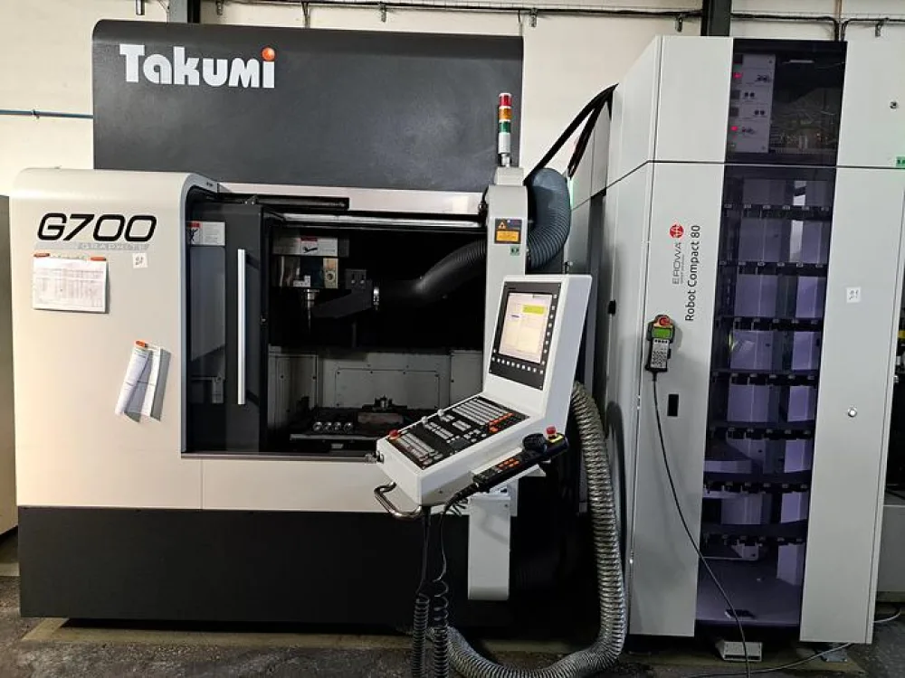Centro de maquinação TAKUMI G700 + robot EROWA Compact 80