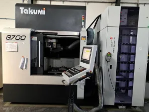 Centro de maquinação TAKUMI G700 + robot EROWA Compact 80