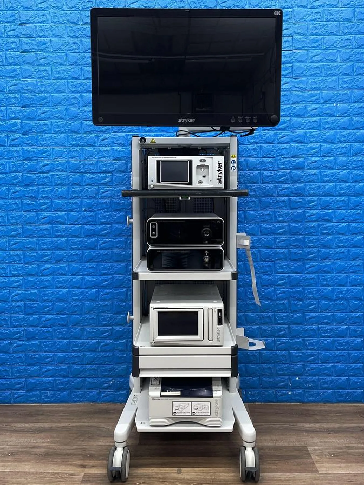 Stryker 1688 4K Arthoscopy Laparoscopy Complete Tower Including -Lcd Monitor 4k 32” YOM: 2021 -Pneumo Clear -1688 Camera Head -SDC3 HD Information Management YOM: 2012 -1688 4K Image Processor YOM: 2020 -LII LED Light Source YOM: 2020 - 1