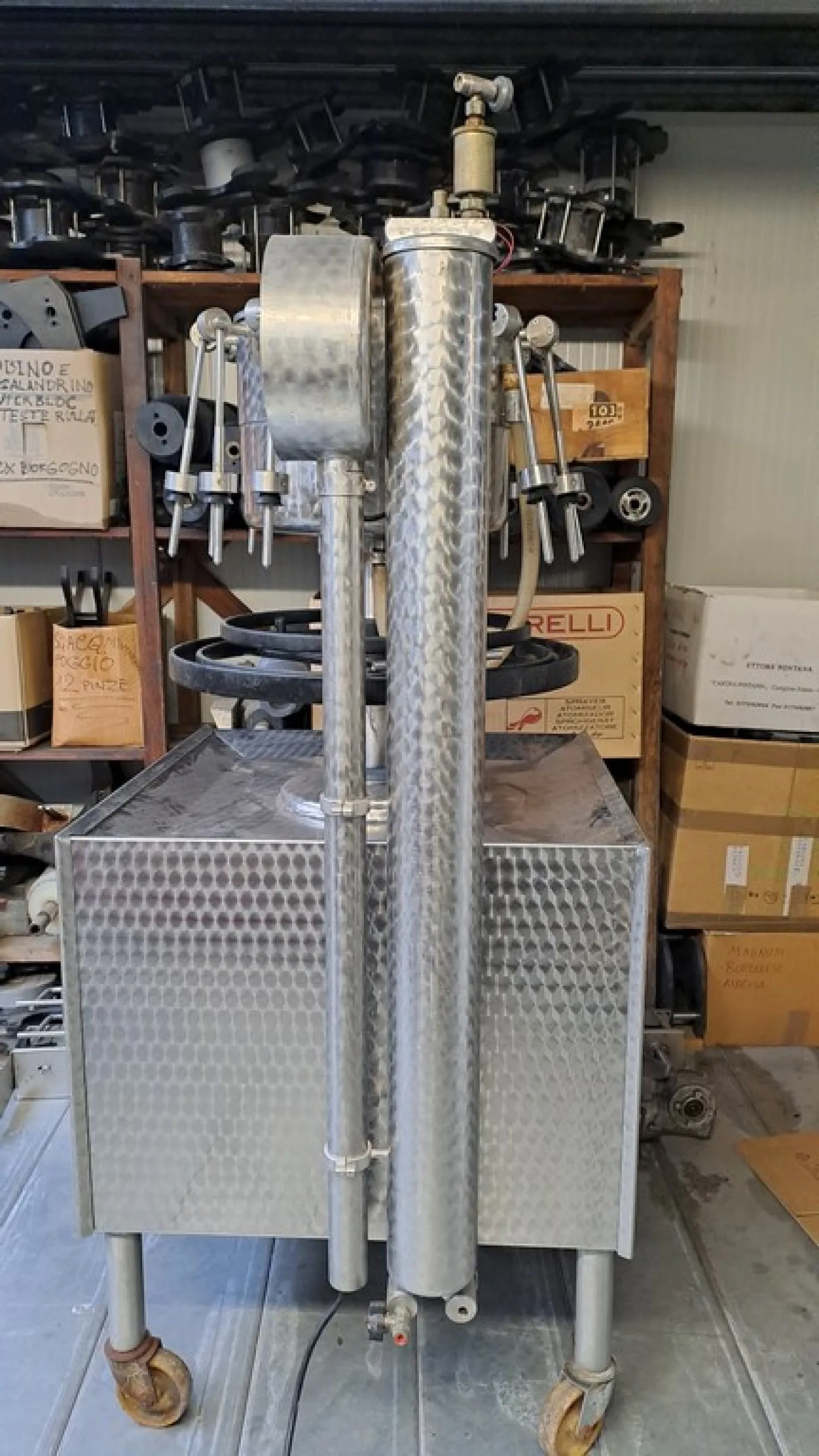 SEMIAUTOMATIC FILLING MACHINE IN STAINLESS STEEL GAI WITH 14 VALVES, SECOND-HAND MACHINE - 6