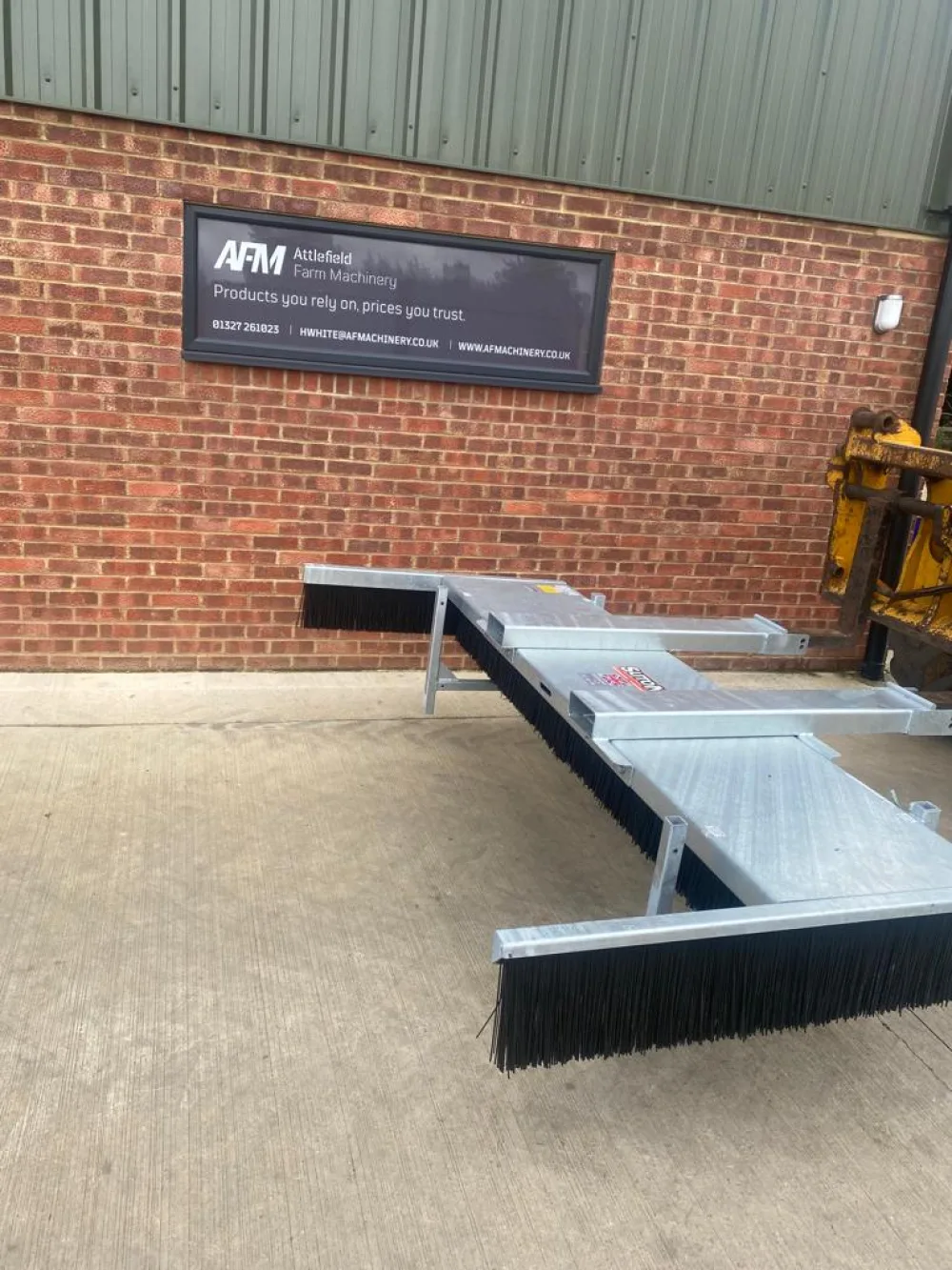 Suton 2.4 metre broom master with side strips