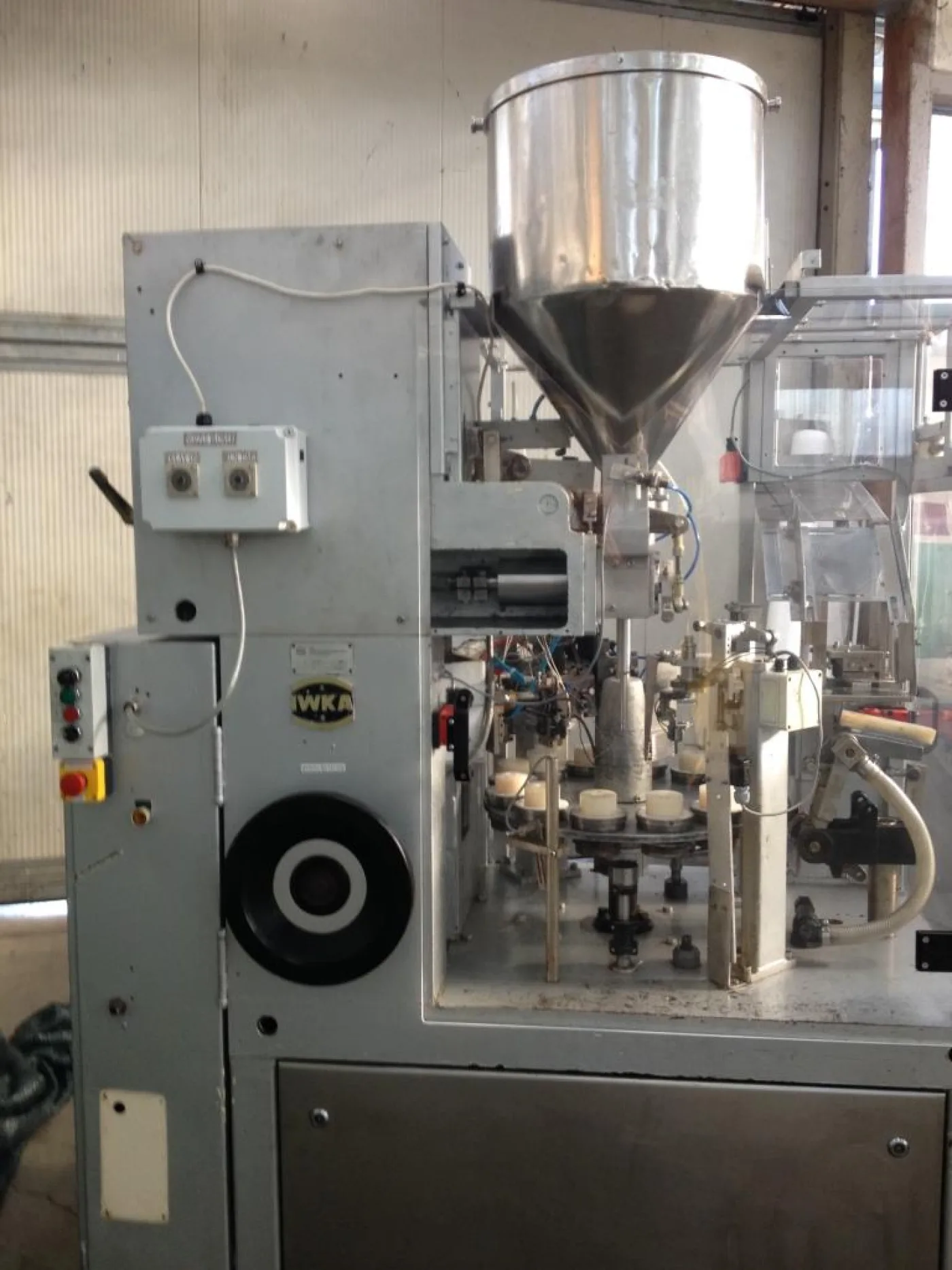INTUBETTATRICE PER TUBETTI IN PLASTICA – IWKA – MOD. TU 100 - 6