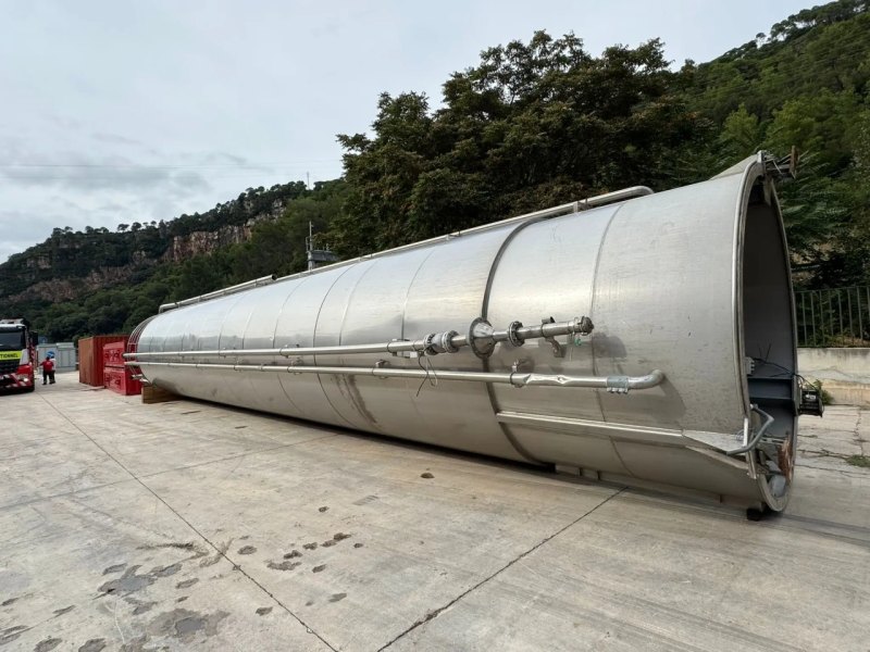 STAINLESS STEEL TANK 70,000 LITRES INSULATED WITH LOAD CELLS