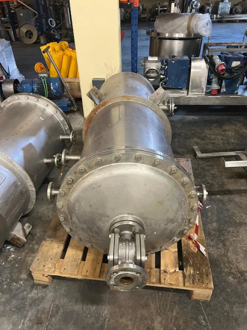 USED STAINLESS STEEL 316 TANK 430 LITERS WITH INTERIOR COIL