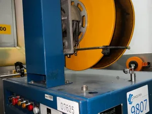 USED REISOPACK 2000 AUTOMATIC SIDE WELDING STRAPPING MACHINE 30 STRAPPING/MIN