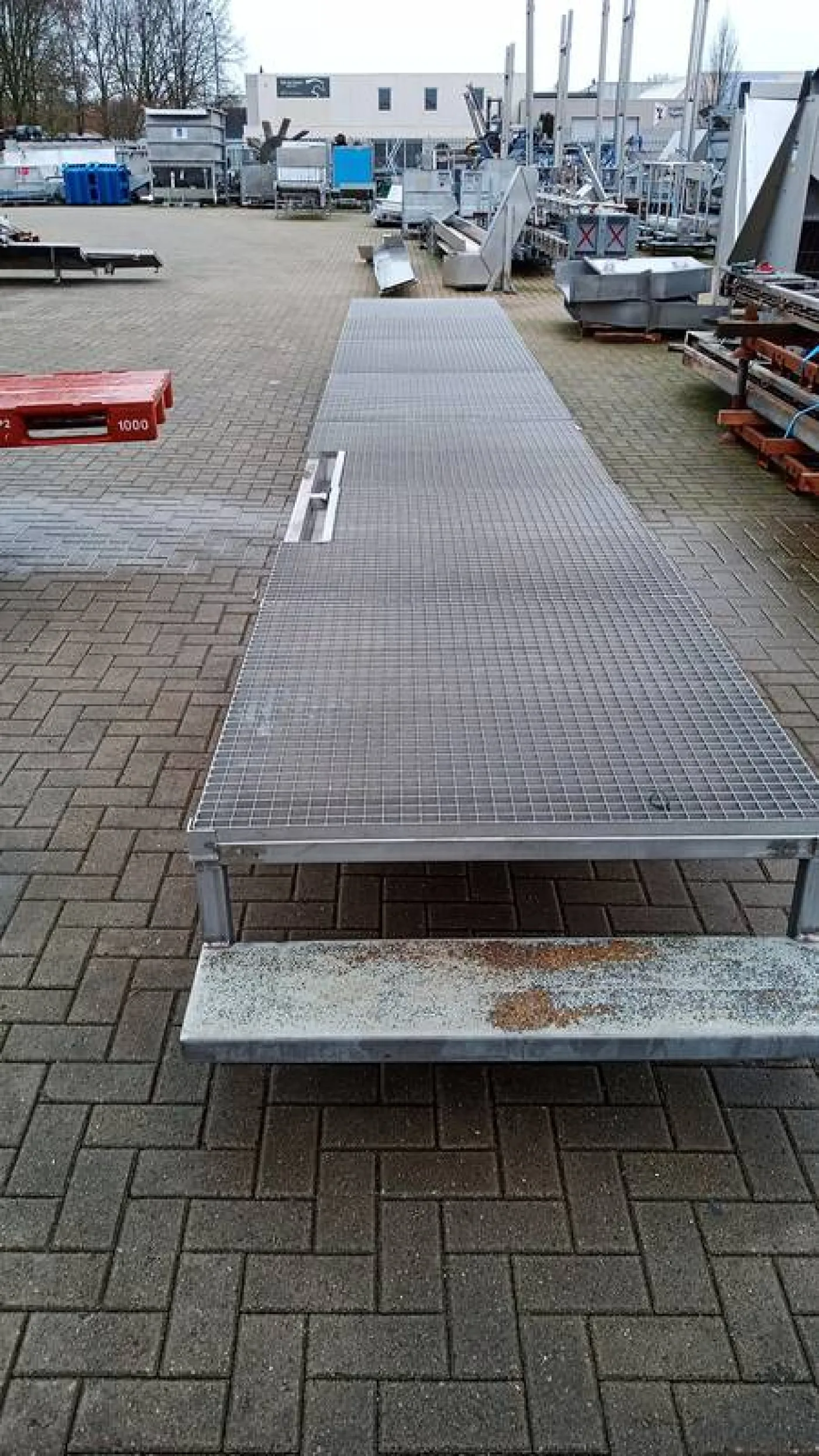 Stationary work platform with rosters - 4