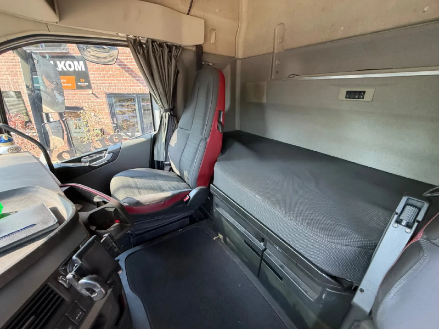 Volvo FH 420 4X2 Globetrotter Hydraulic NL Truck - 6