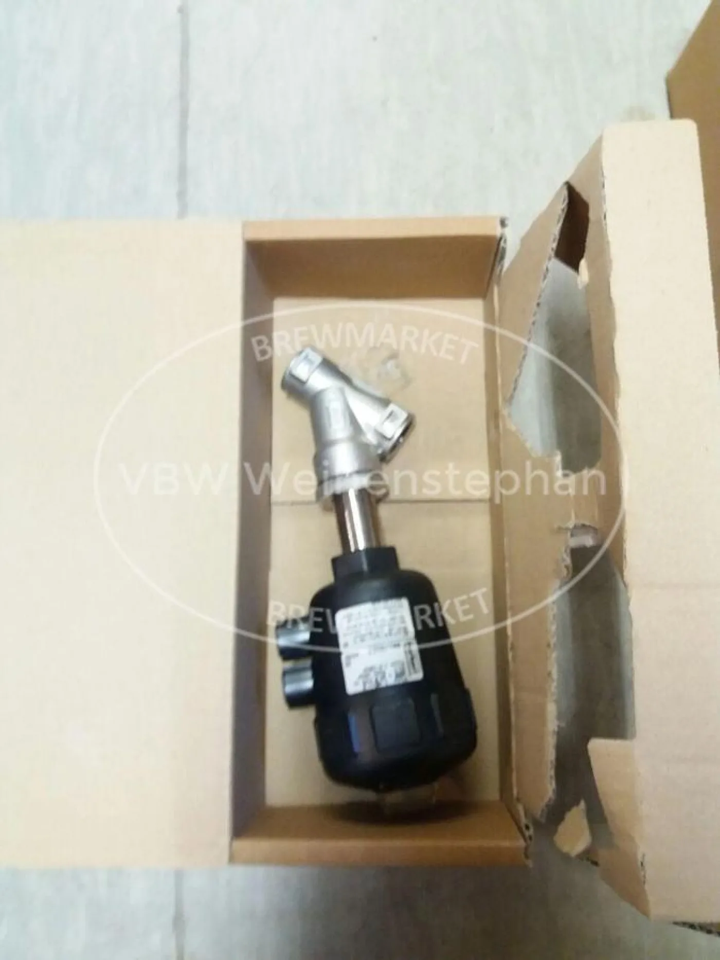 pneumatically actuated 2/2-way angle seat valve - 1