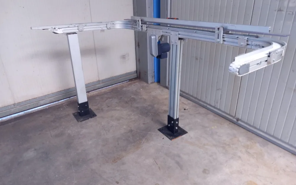 NASTRO TRASPORTATORE MOTORIZZATO, DUE CURVE A 90° – FLEXLINK